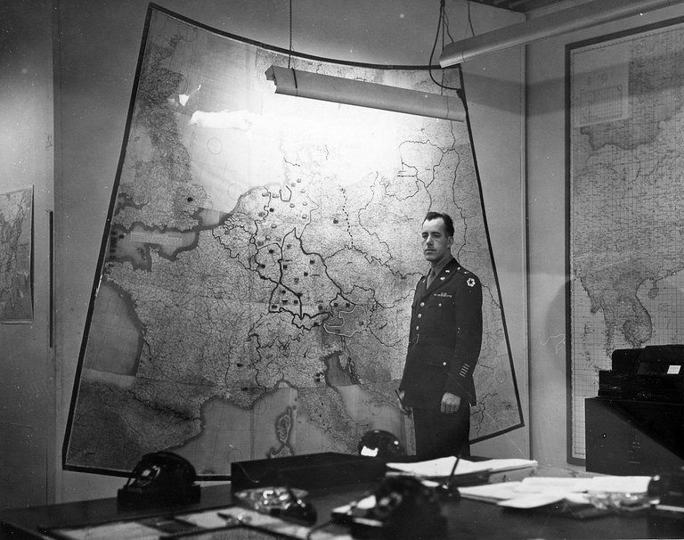 White_House_Map_Room,_circa_1943.jpg