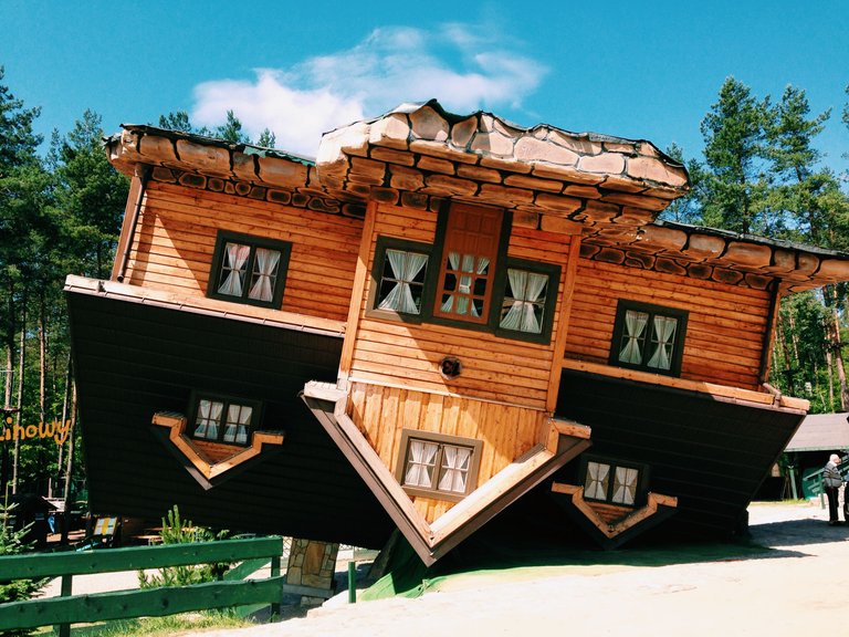 great-upside-down-house-in-poland-the-upside-down-house.jpg