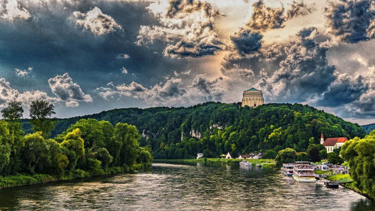 bavaria_river_trees_sky_hdr_116894_1920x1080.jpg