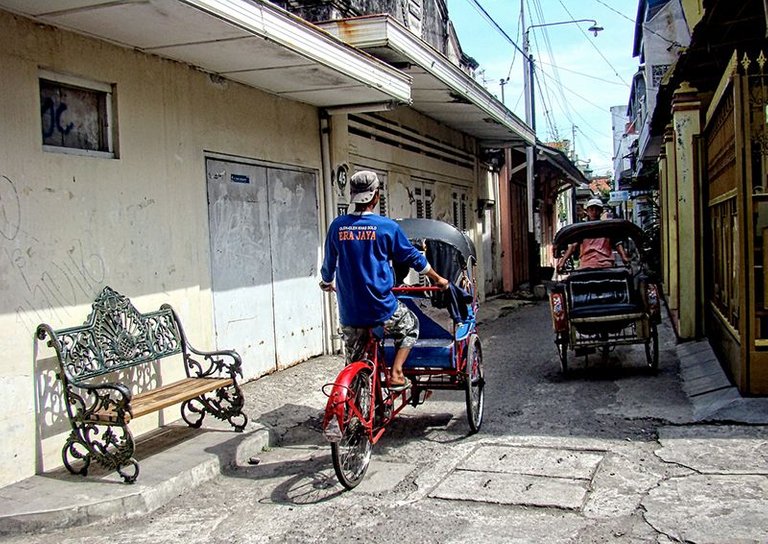 Becaks passing on a small street 800x567.jpg