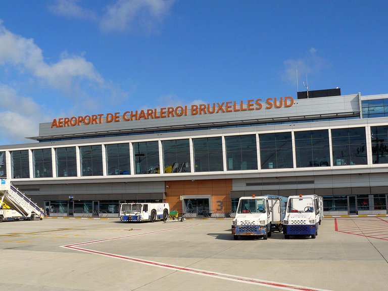 1200px-Aeroport_de_Charleroi_Bruxelles_Sud.jpg