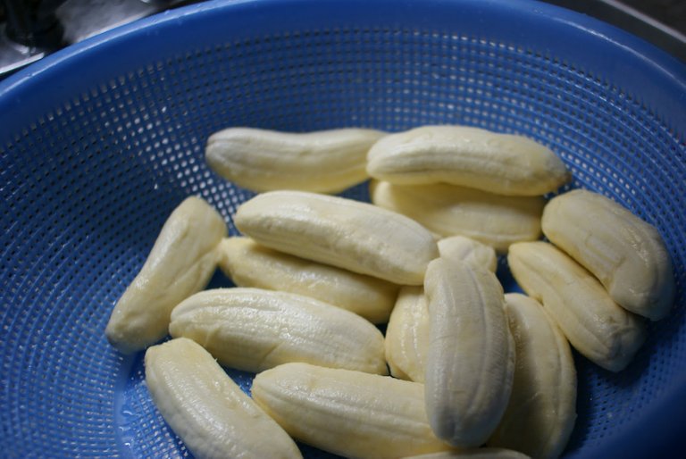 peeling saba banana.jpg