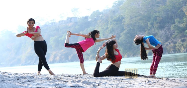 yoga-india-rishikesh.jpg