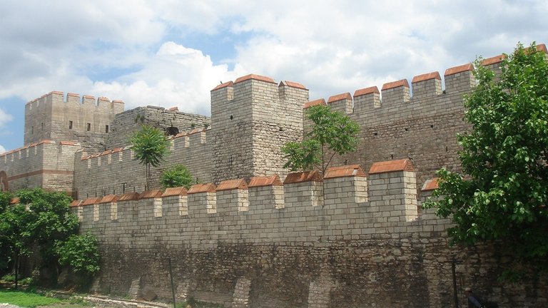 1280px-Walls_of_Constantinople.jpg