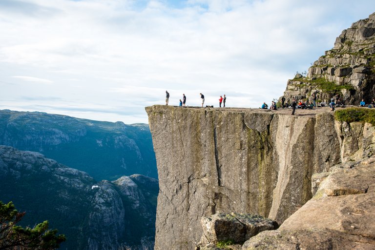 Preikestolen nedenfra.jpeg