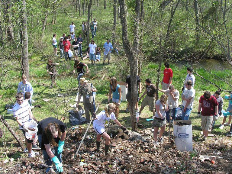 Students-cleaning-trail-2.jpg