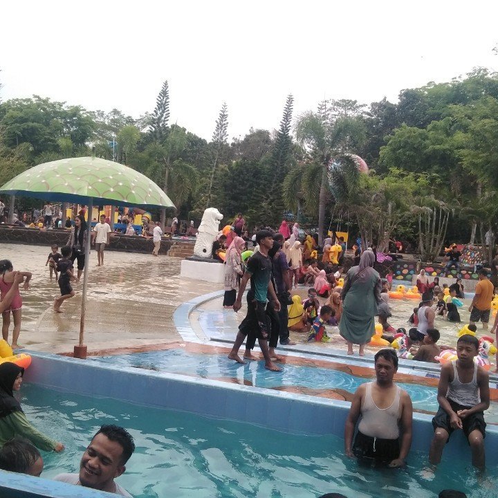 Cheerful Waterboom Tour