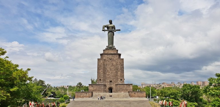 The statue symbolises peace through strength & courage