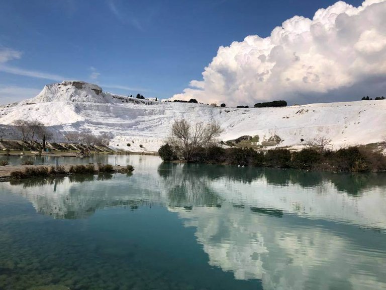 Stunning turquoise lake at the Pamukkale Natural Park