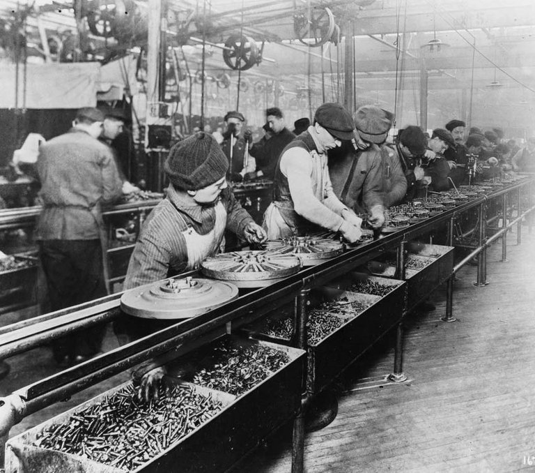 Robotnicy pracujący przy fabryce Forda, 1913 r.