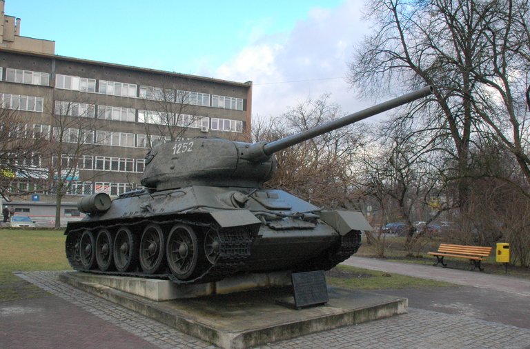 Gliwice - pomnik-czołg T-34, źródło: Wikimedia Commons