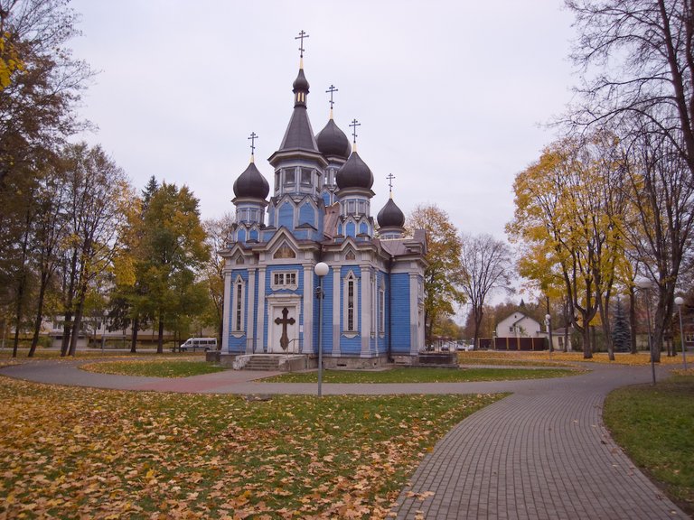 https://upload.wikimedia.org/wikipedia/commons/6/62/Orthodox_church_in_Druskininkai%2C_Lithuania.jpg