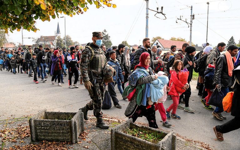 Syrian refugees and migrants pass through Slovenia, 23 October 2015