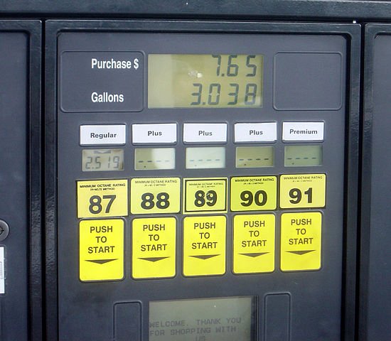 A US gas station pump offering five different (R+M)/2 octane ratings