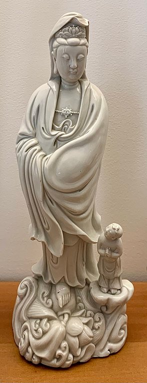 Guanyin and the child; Qing Dynasty (1644-1911), 18th century. - Neoclassicism Enthusiast, CC BY-SA 4.0, via Wikimedia Commons.