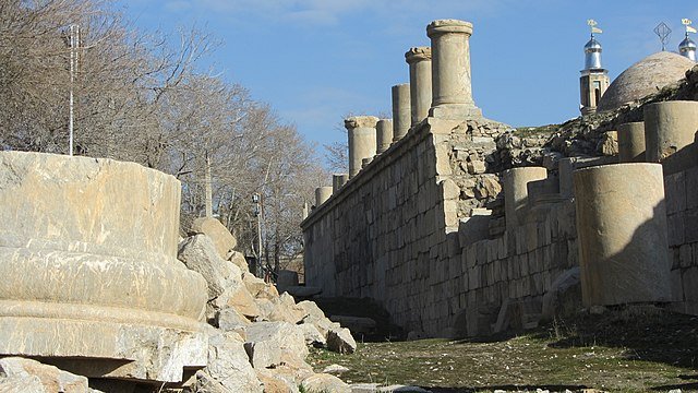 Temple of Anahita, Kangavar - Majid Taghipour, CC BY-SA 4.0, via Wikimedia Commons