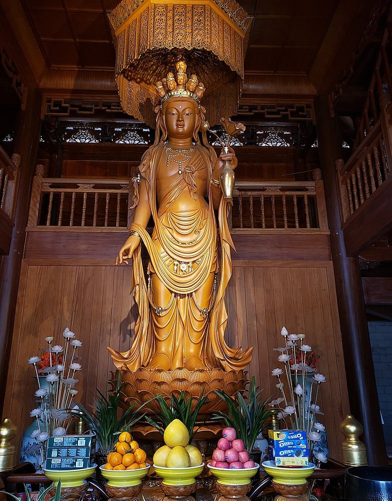 Shrine to a statue of the Eleven-Headed Guanyin (十一面觀音 or 十一面观音; Shiyimian Guanyin) in the Drum Tower (鼓樓 or 鼓楼) of Qita Temple (七塔寺) in Yingzhou, Ningbo, China Picture. - Nyarlathotep1001, CC BY-SA 4.0, via Wikimedia Commons.