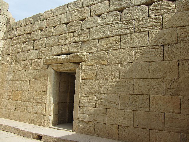 Anahita temple, Bishapur - Majid Taghipour, CC BY-SA 4.0, via Wikimedia Commons