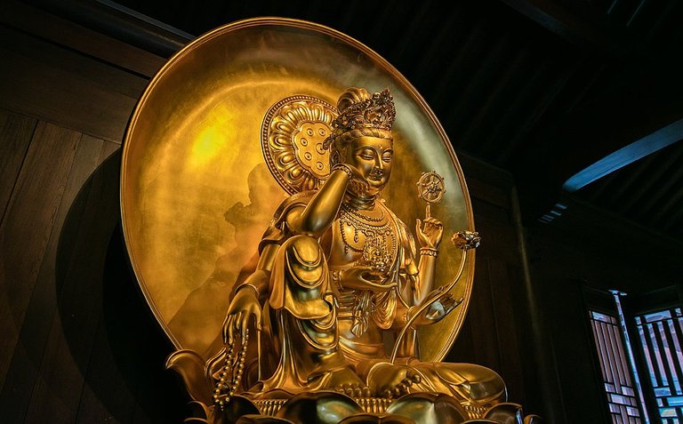 Cintamanicakra (Ruyilun Guanyin) - Jade Buddha Temple; Shanghai, China. - Nyarlathotep1001, CC BY-SA 4.0, via Wikimedia Commons.