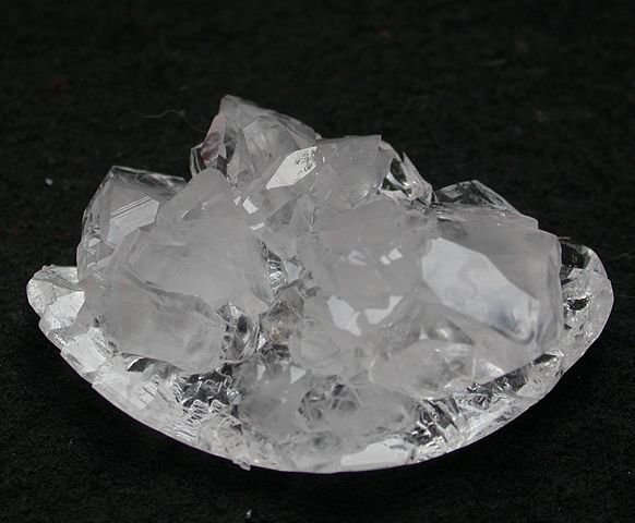 Kristallzucht aus gesättigter Zitronensäurelösung.