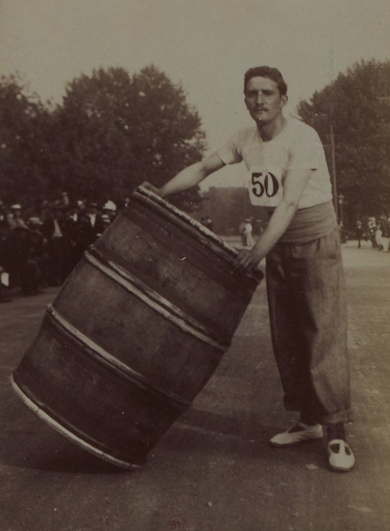 Ganot, le champion du monde de la course aux tonneaux (à l'exposition de Vincennes 1900)