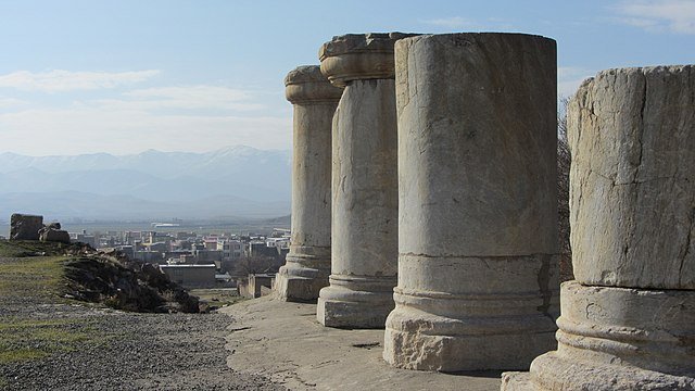 Temple of Anahita, Kangavar - Majid Taghipour, CC BY-SA 4.0, via Wikimedia Commons