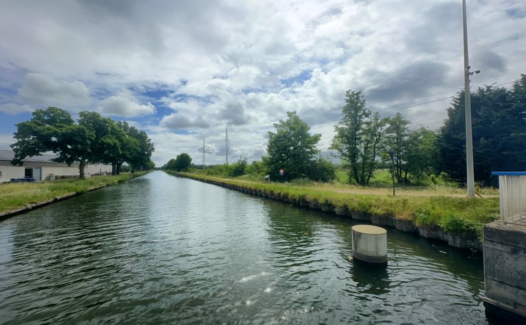 A Tale of Two Walks: Buien, Bandwidth, and Barefoot Ambition