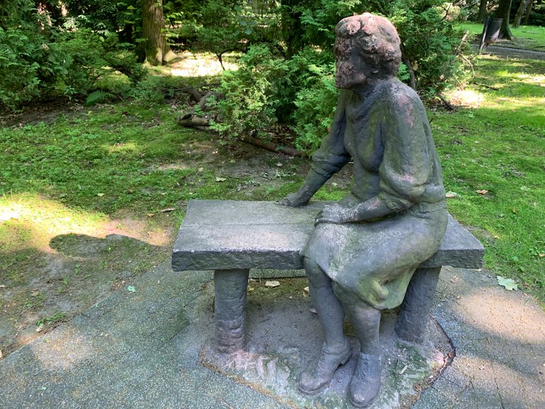 Kobieta na ławeczce, park miejski w Siemianowicach Śląskich