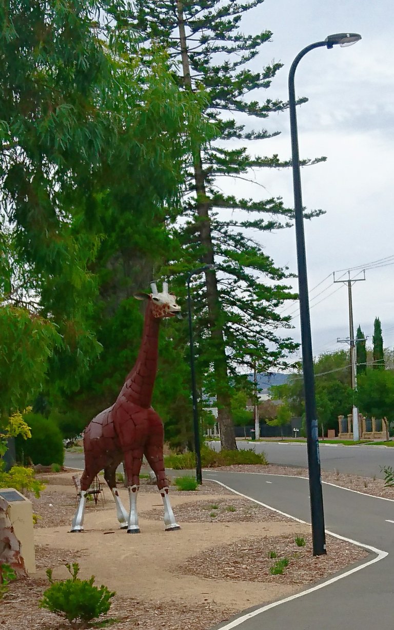 Giraffe metal sculpture