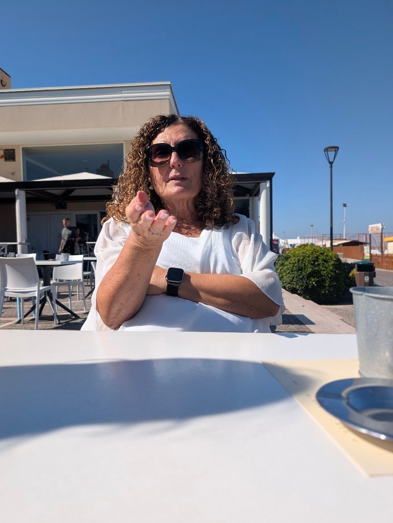 PHOTO: @crmilazz at the table, explaining something with expressive gestures