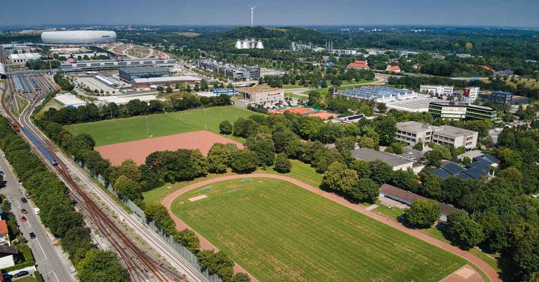 Die Sportanlage vom VfB München mit Blick auf die Allianz Arena