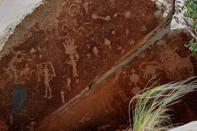 petroglyph-55507_1280.jpg