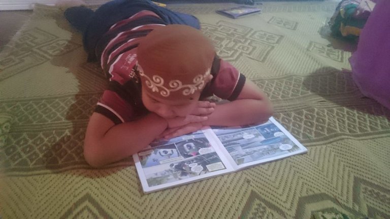 Salah Satu Anak Sanggar Pelangi sedang Membaca