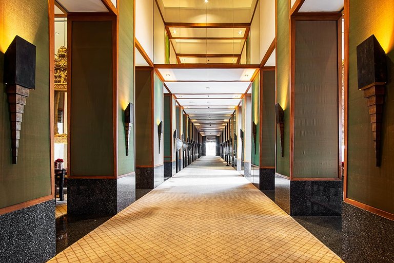 Sukhothai Bangkok hallway