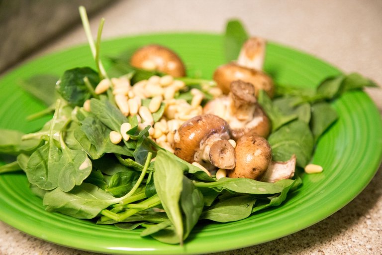 Spinach salad with sesame sauce