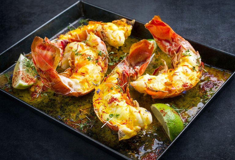 source : https://www.croquegel.com/blog/wp-content/uploads/2022/11/Recette-queues-de-langouste-grillees-au-safran.jpg