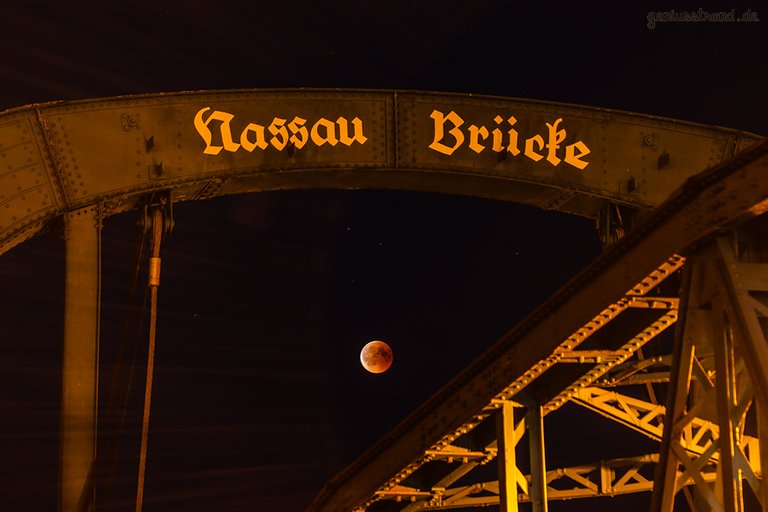 WILHELMSHAVEN JAHRESRÜCKBLICK: 
Juli - Bei Mondfinsternis an der Nassau Brücke