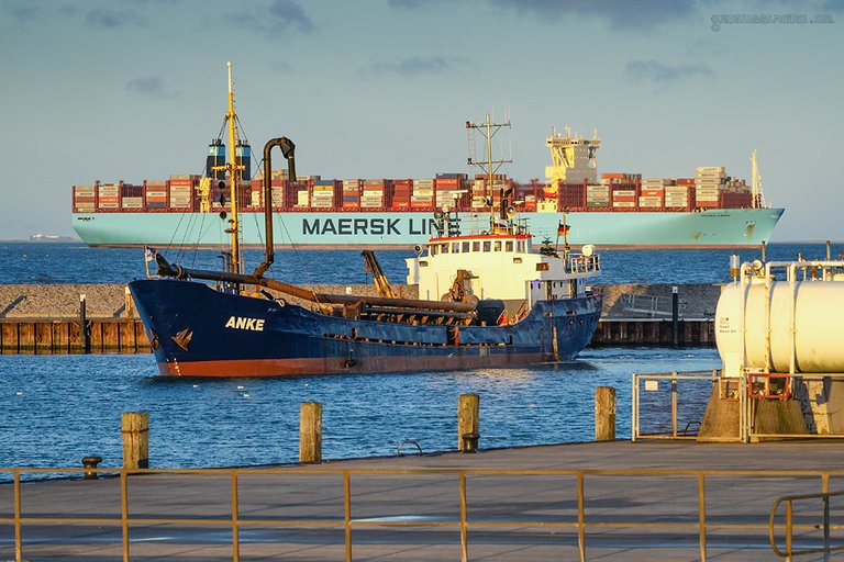 WILHELMSHAVEN JAHRESRÜCKBLICK: Dezember - Saugbagger im Hooksieler Außenhafen