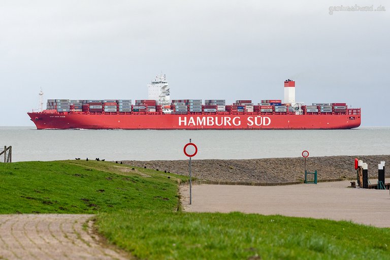 Containerschiff CAP SAN JUAN kommend vom JADEWESERPORT