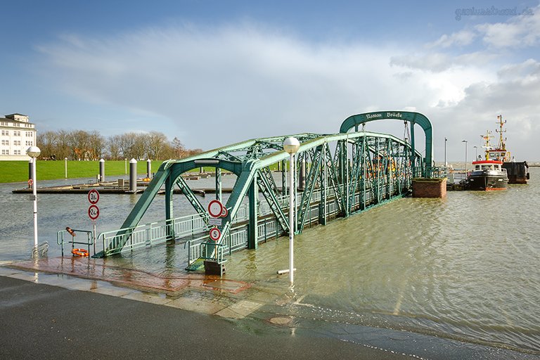 WILHELMSHAVEN STURMFLUT: Nassau Brücke bei Hochwasser