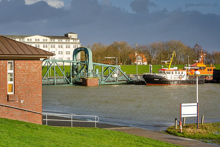 WILHELMSHAVEN STURMFLUT: Blick vom Deich Richtung Nassauhafen