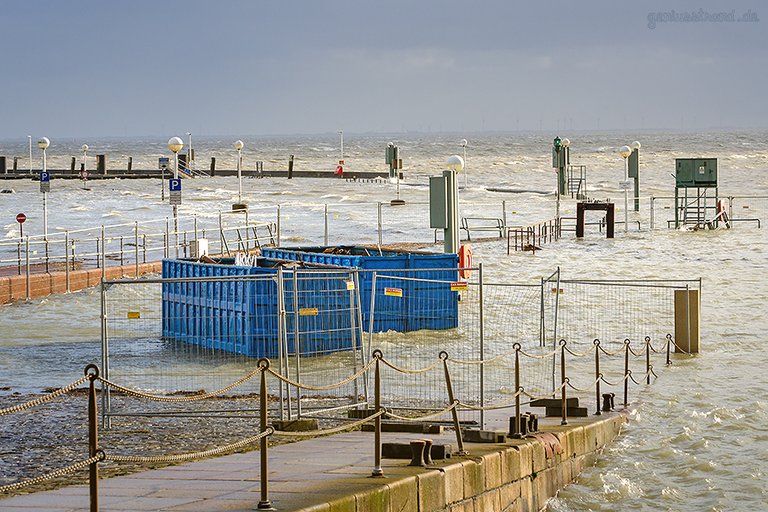 WILHELMSHAVEN STURMFLUT: Blick auf den Wangeroogekai der unter Wasser steht