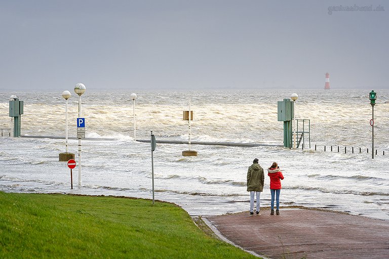 WILHELMSHAVEN STURMFLUT: Parkplatz auf der Seite des Wangeroogekais