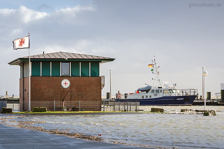 WILHELMSHAVEN STURMFLUT: DGzRS Gebäude und Zollboot AURICH an der Mittelbrücke