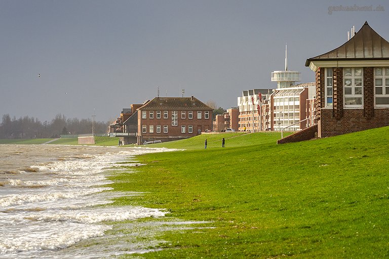 WILHELMSHAVEN STURMFLUT: Blick auf den Südstrand und Richtung Helgolandhaus