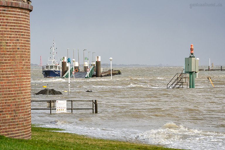 WILHELMSHAVEN STURMFLUT: Blick vom Südstrand auf die Mittelbrücke