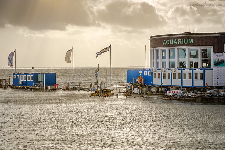 WILHELMSHAVEN STURMFLUT: Blick auf den Alten Vorhafen und Strandhalle