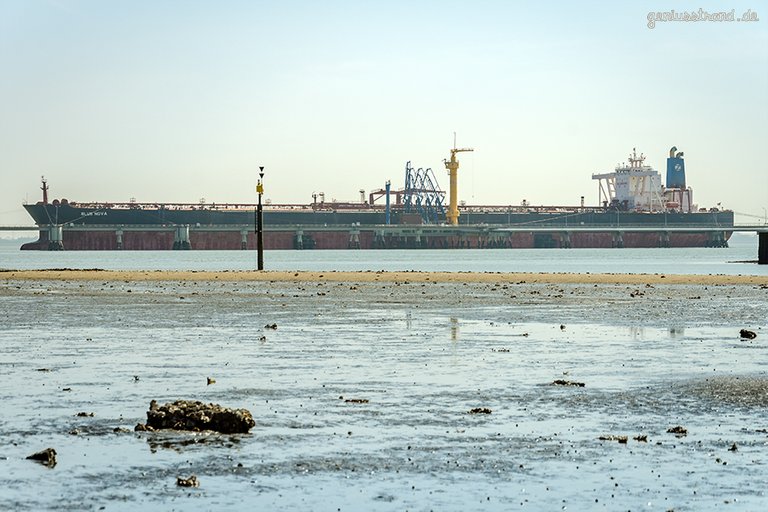 Supertanker BLUE NOVA im Ölhafen von Wilhelmshaven