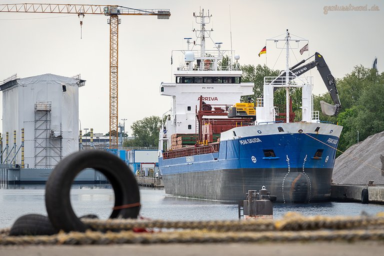 WILHELMSHAVEN ROVA-MIX-KAI: Frachtschiff PEAK SAUDA löscht Mineralgemische