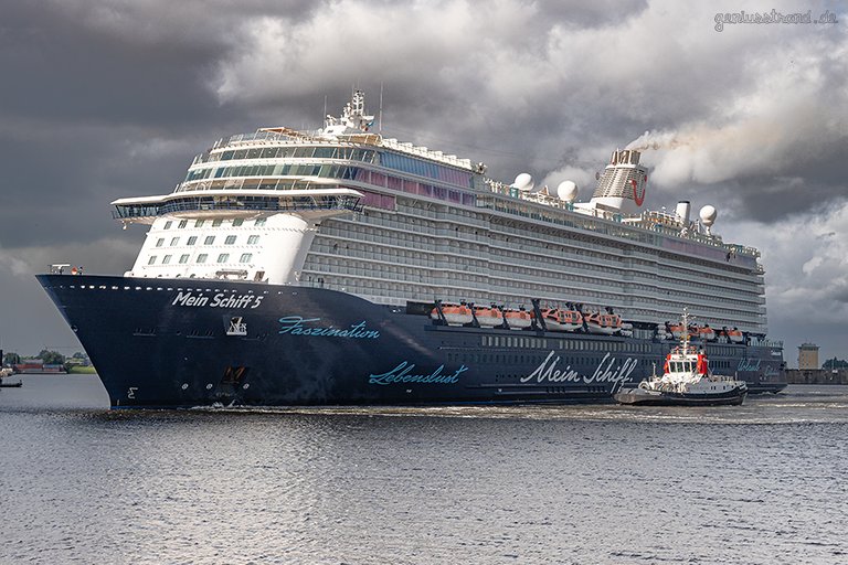 WILHELMSHAVEN: Das Kreuzfahrtschiff MEIN SCHIFF 5 und Schlepper WILHELMSHAVEN